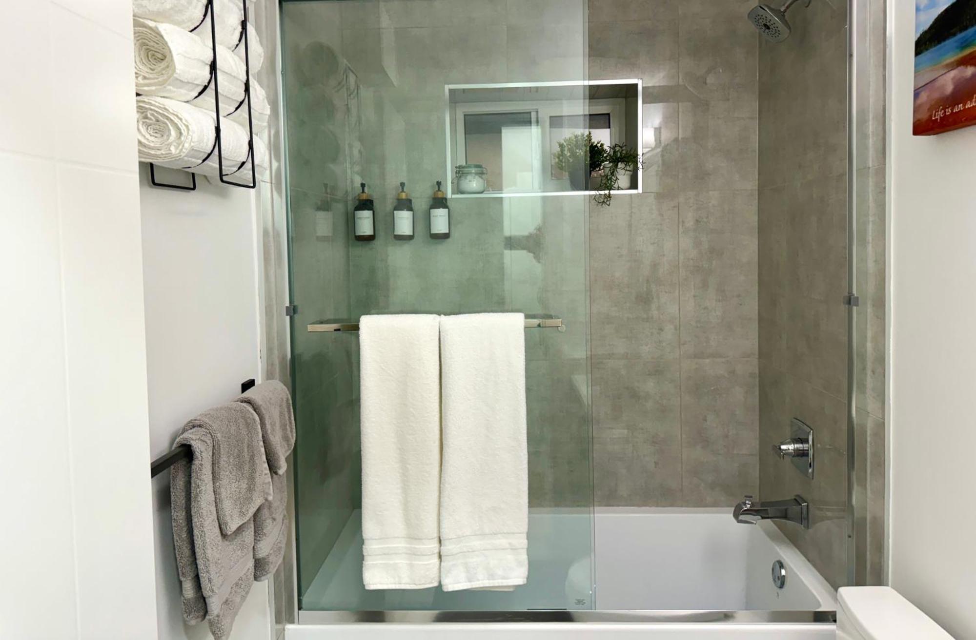 The Sunset Haven- Cozy 2Br Basement Suite Near White Rock เซอร์รีย์ ภายนอก รูปภาพ