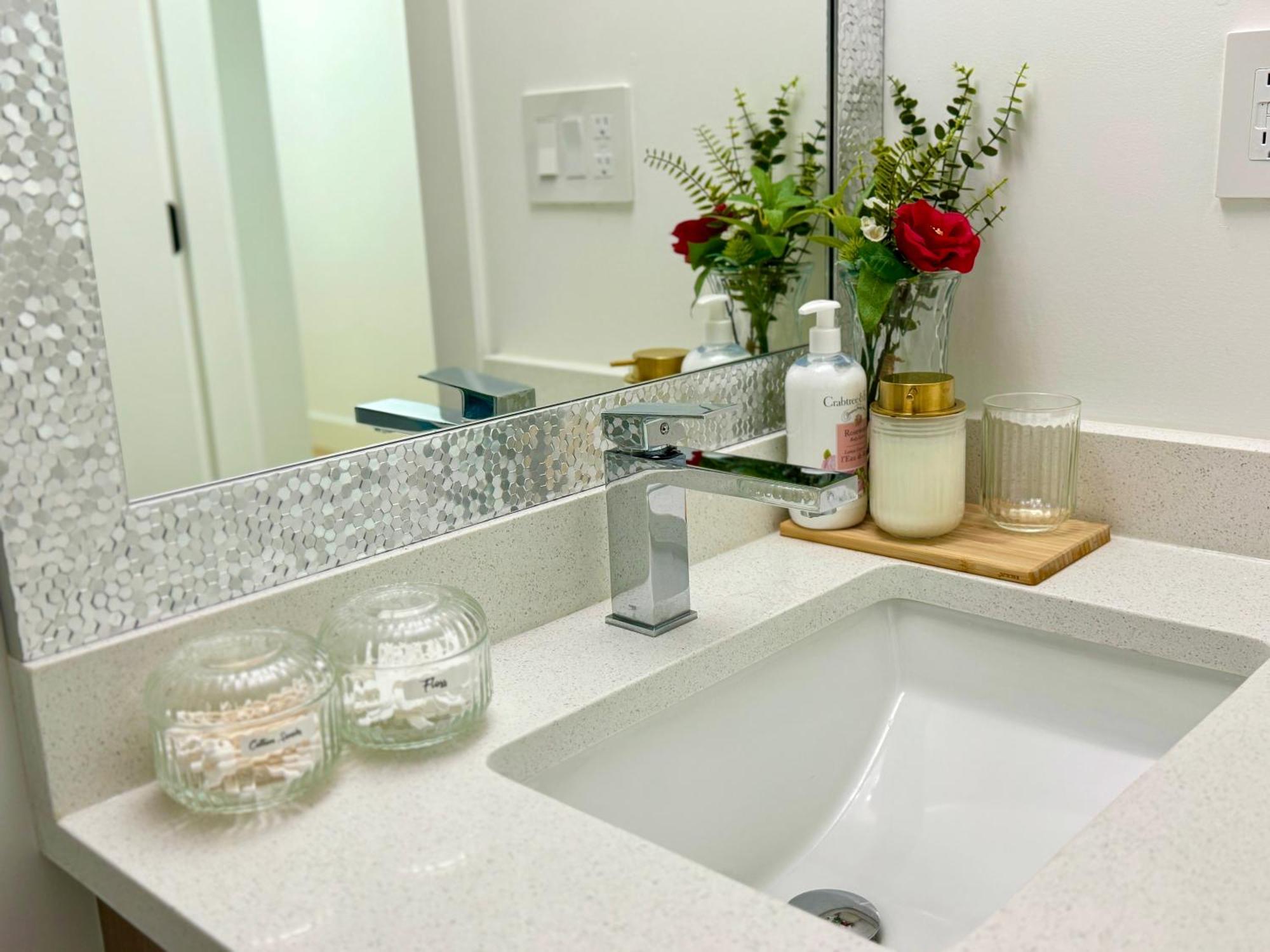 The Sunset Haven- Cozy 2Br Basement Suite Near White Rock เซอร์รีย์ ภายนอก รูปภาพ