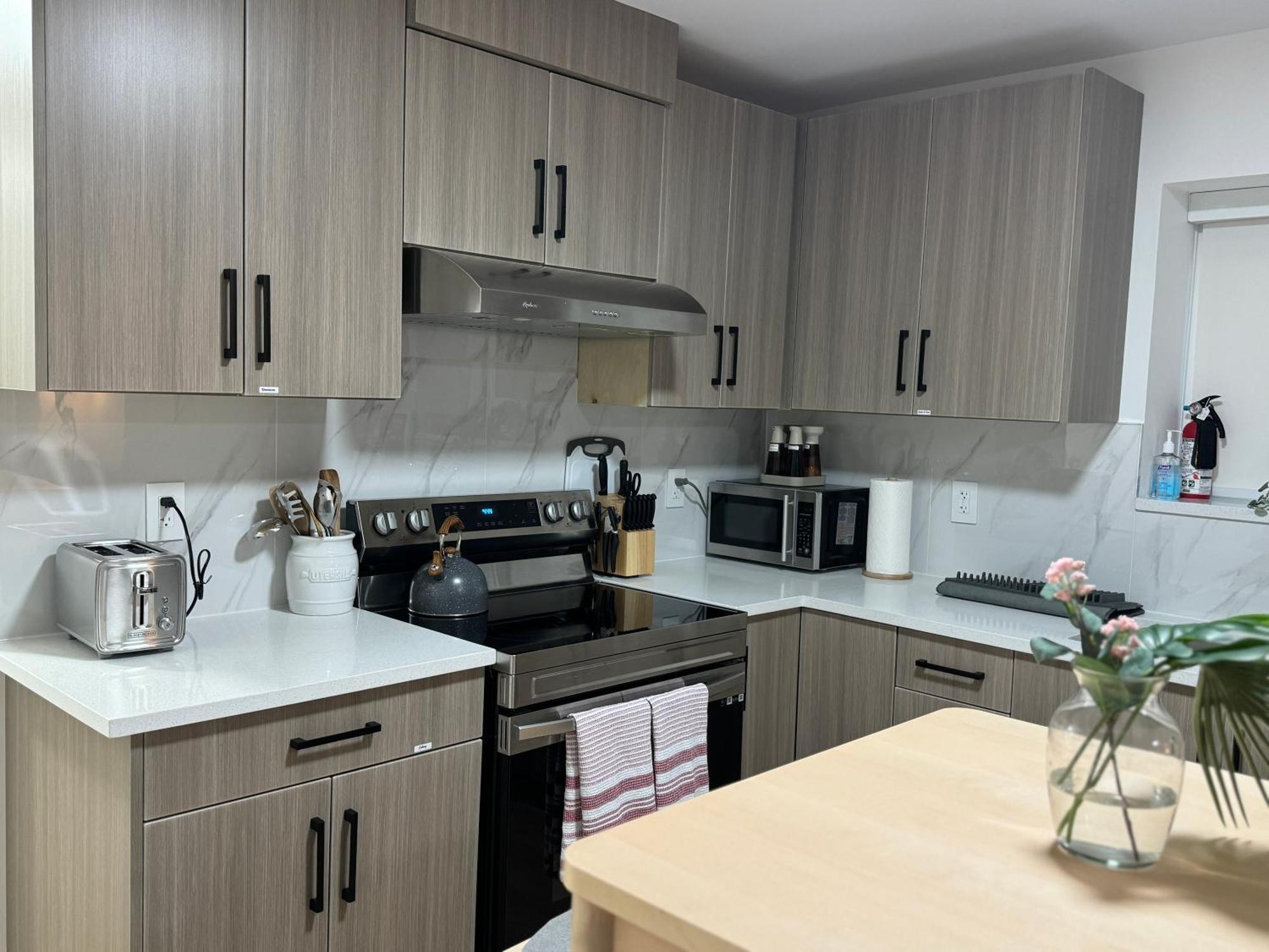 The Sunset Haven- Cozy 2Br Basement Suite Near White Rock เซอร์รีย์ ภายนอก รูปภาพ