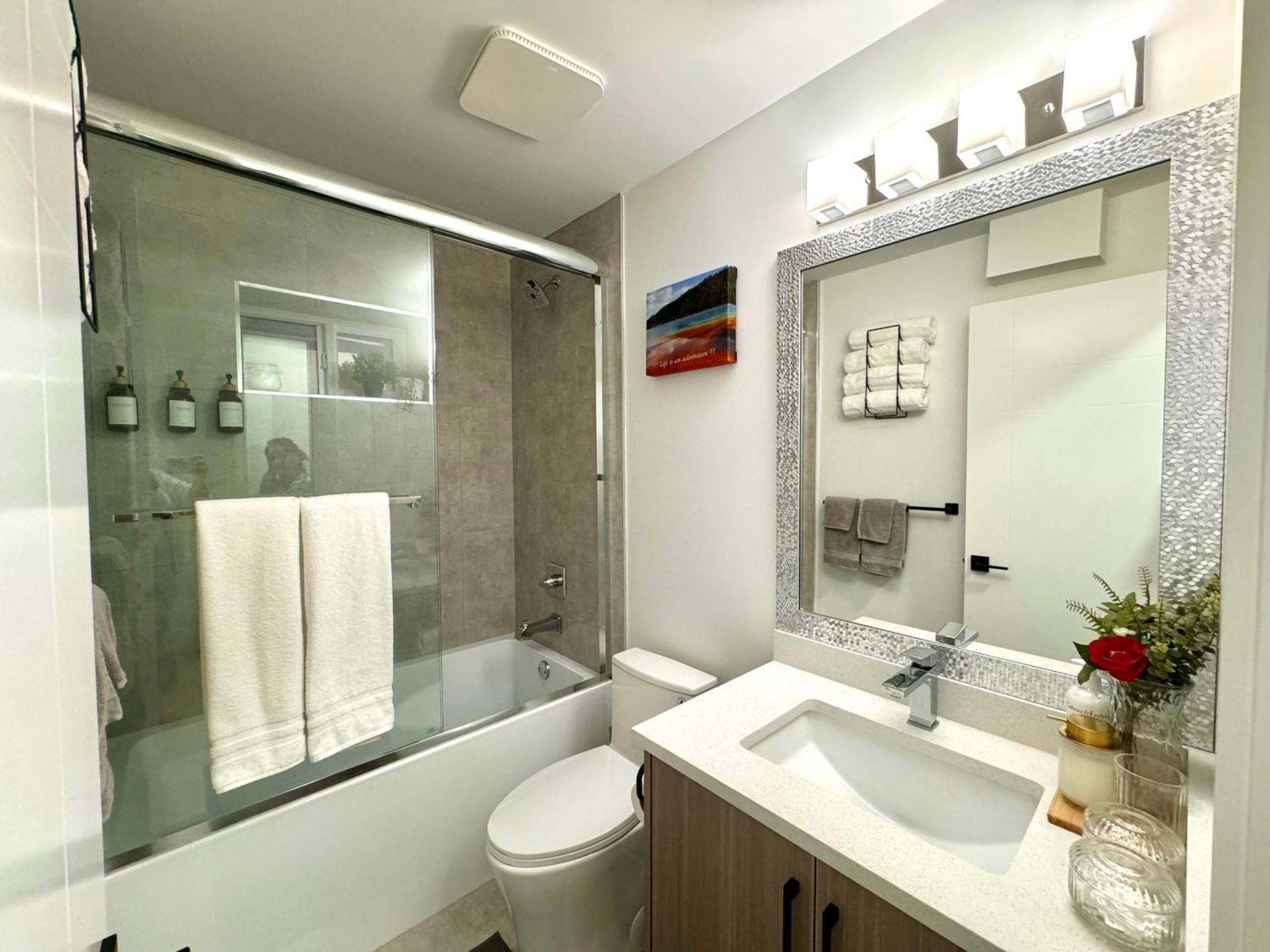 The Sunset Haven- Cozy 2Br Basement Suite Near White Rock เซอร์รีย์ ภายนอก รูปภาพ