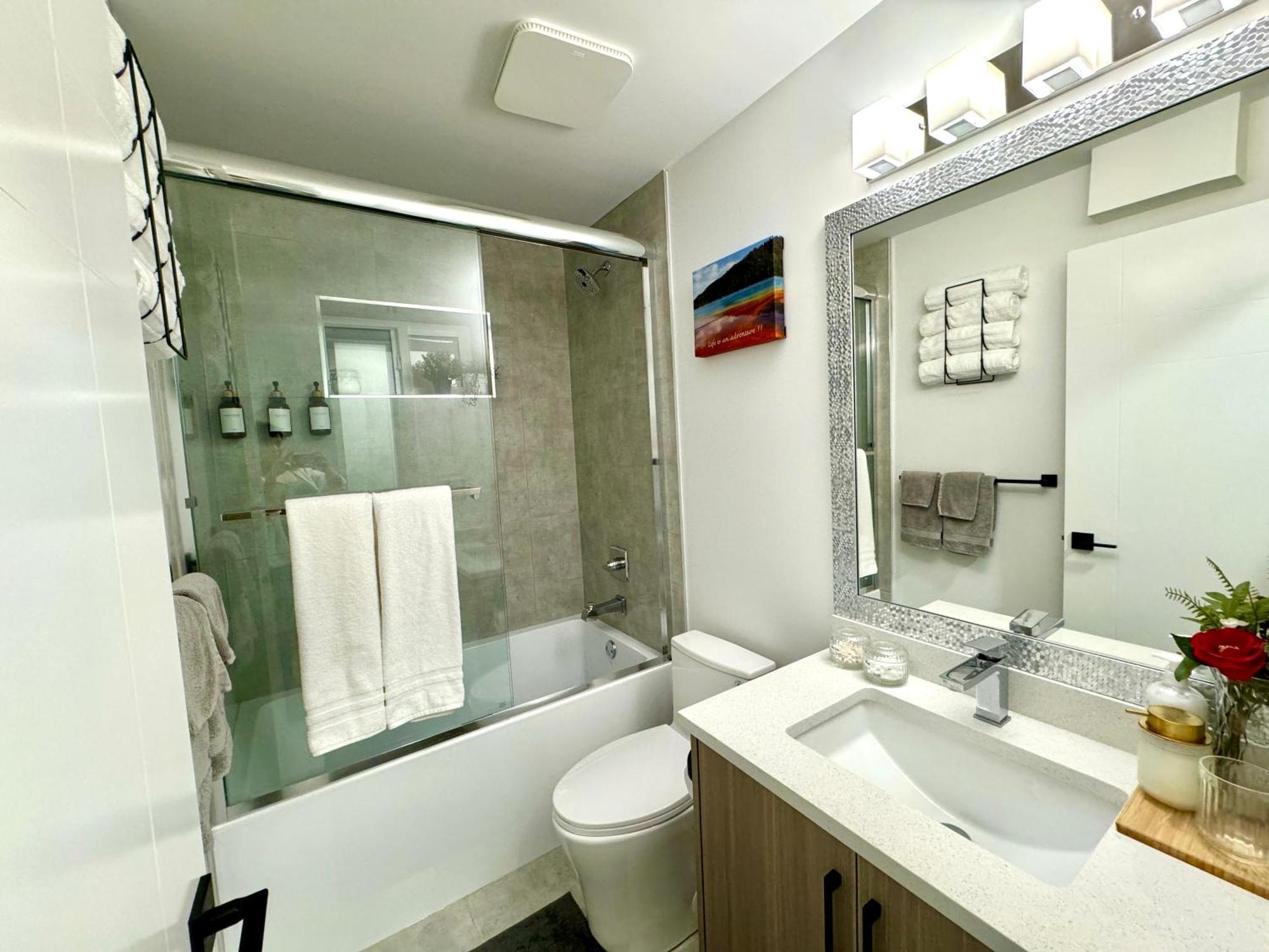 The Sunset Haven- Cozy 2Br Basement Suite Near White Rock เซอร์รีย์ ภายนอก รูปภาพ